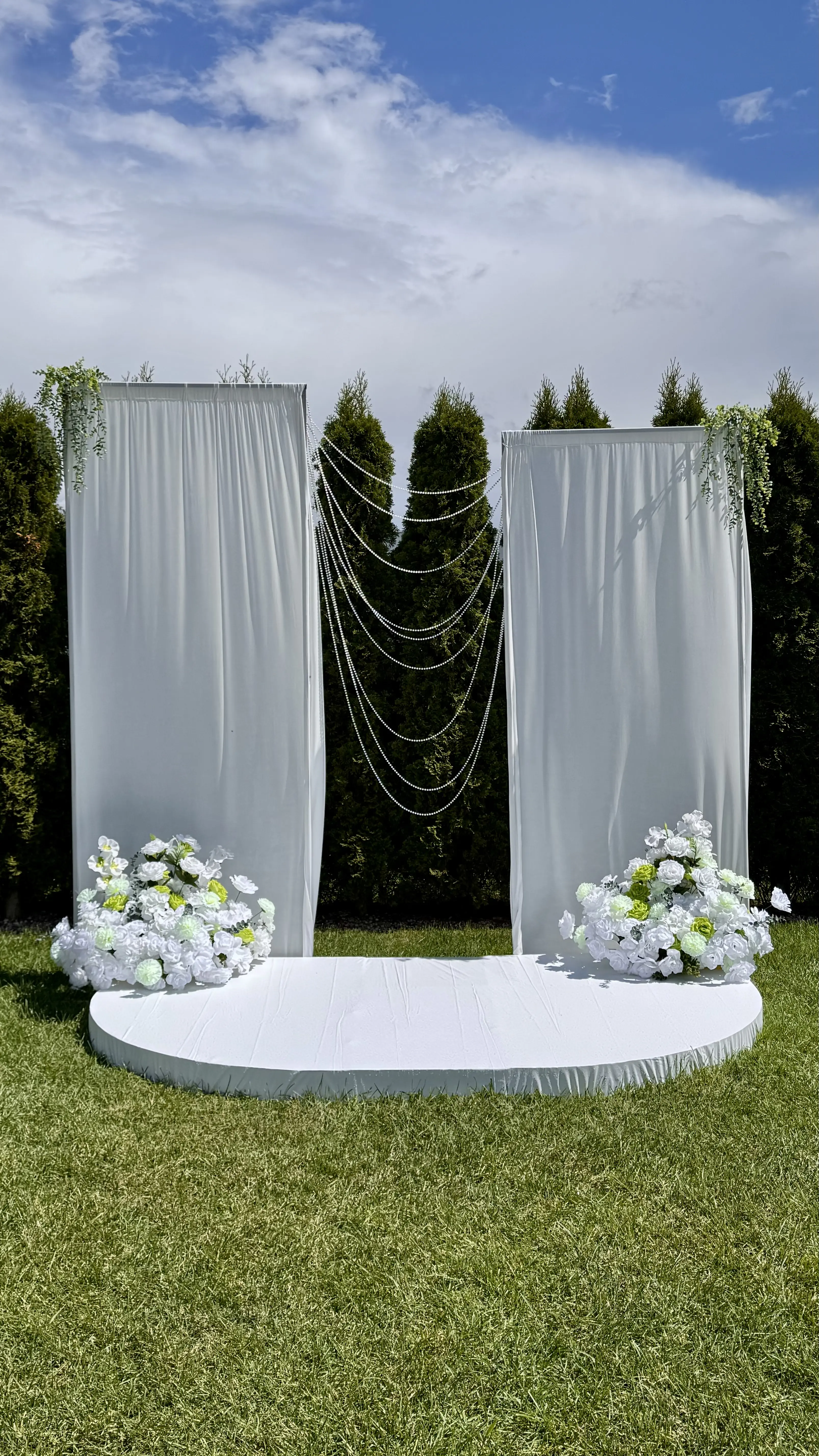 Светлая свадебная арка с живыми цветами